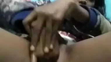 Cute college Desi girl plays with XXX virgin pussy in the MMS video