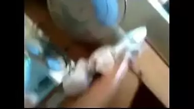 Standing desi bhabhi ne khade hue he apne pati ke bhai se Chudai ki