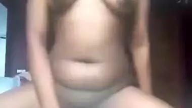 Indian performs her own sex show riding on XXX dildo in the nude