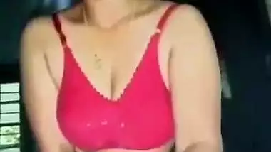 Big boob South Indian lady gives a handjob