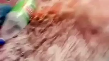 Amateur porn video of the finger-licking Desi babe with nose piercing