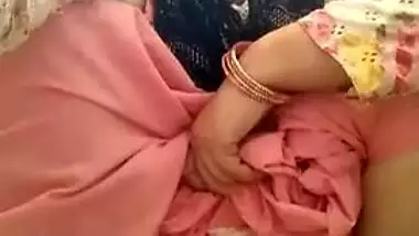 Kinky Desi chick pees in front of the camera for fetish XXX lovers