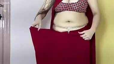 Desi MILF with fat sex belly exposes her XXX navel on the camera