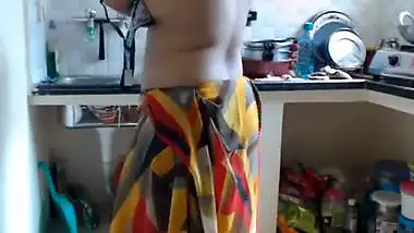 Kitchen nude video of Desi Model wife