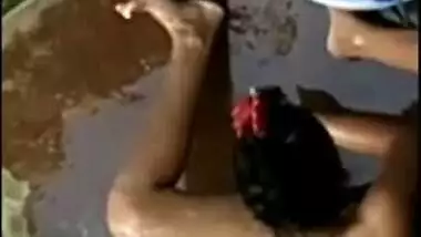 Desi sexy aunty nude bathing outdoor secretly recorded by neighbour