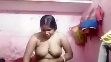 Super horny Desi XXX bitch masturbating her pussy with dildo on cam