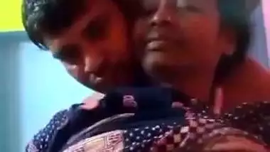 Pervert squeezes mature lady’s boobs in desi aunty sex MMS