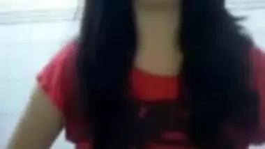 Indian Girl showing boobs saying “mujhe toh yaad hi nahi main bra nahi pahni hu”