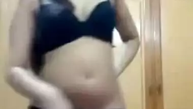 Cute Desi XXX babe takes off her sexy lingerie and shows her sexy body