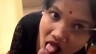 Cute expression bhabhi in saree with Desi blowjob
