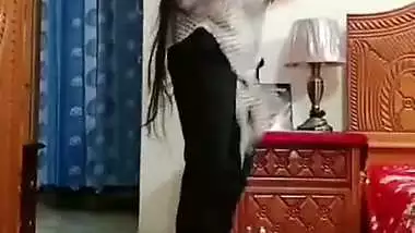 Chamet girl dancing and showing boobs on video call