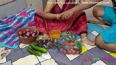 Xxx Bhojpuri Bhabhi, While Selling Vegetables, Showing Off Her Fat Nipples, Got Chuckled By The Customer!