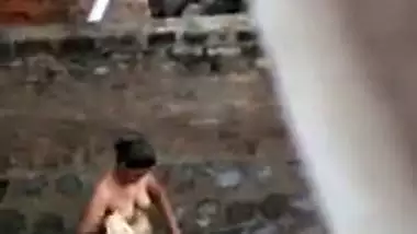 Desi aunty nude captured on while bath on outdoor, for your pleasure