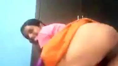 Telugu housewife showing her boobs pussy