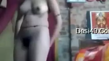 Desi girl dries body with a towel including erogenous XXX zones on camera