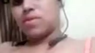 Hot XXX video of Desi woman who exposes her boobs in the pink bra