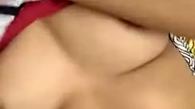 Desi girl is sexy and she knows it so exposing boobs is easy