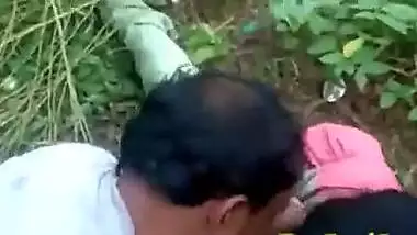 Indian guy kisses XXX tits of GF during outdoor chudai not noticing cam