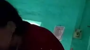 Desi MILF is happy and satisfied in XXX way in dark homemade video