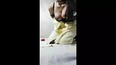 Hot girl Akira ne paise le kar online sex masti ka maza dia