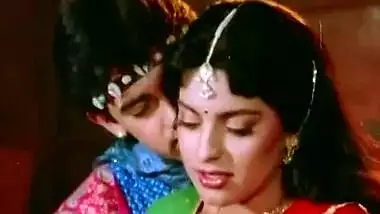 Aamir Khan Gives Juhi A Hickey - Tum Mere Ho - Hot Kissing Scenes.mp4