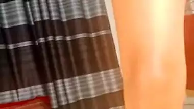 Teen Desi girl and her horny daddy pose naked in amateur MMS video