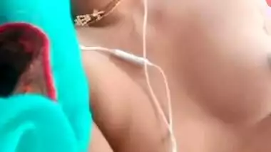 Sexy Desi Bhabi Showing boobs and Pussy On Video Call New MMS