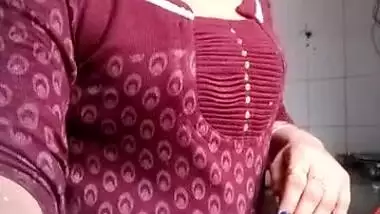 Dirty Desi housewife hikes up her dress and pees for live XXX show