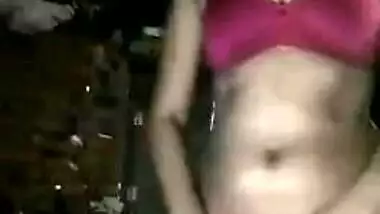 Come-hither Indian madame willingly flashes her boobies for porn shooting