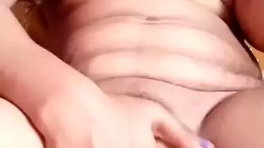 Beautiful eyes sexy maal nude fingering with a smile