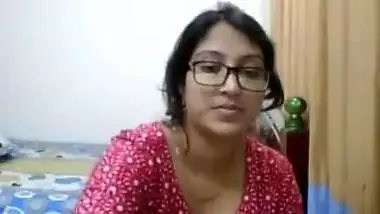 Nerdy Indian beauty performs little XXX sex show in front of webcam