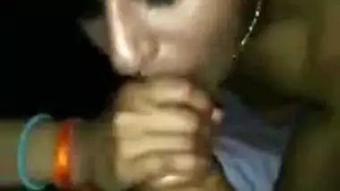 Desi whore has oral sex with XXX client who pays her for a blowjob