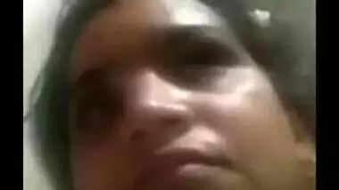 Dirty Desi woman makes guys horny showing pussy in the close-up video