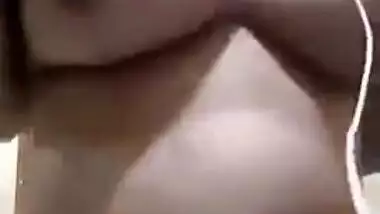 Desi girl doesn't how many people see this XXX video of her boobies