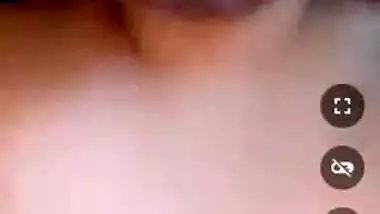 Desi XXX girl shows off her saggy boobs in this solo sex MMS video