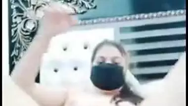 Desi slut plays with XXX pussy and cums while talking to BF on cam