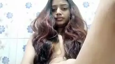 Desi Horny Girl Masterbating on Floor Inserting Plastic Bottle inside her Choot