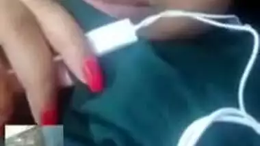 Hot look Desi Clg Girl Showing her Boobs on Video Call New Mms
