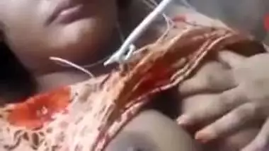 Video of XXX teen Desi who shows off boobs and pussy via video link