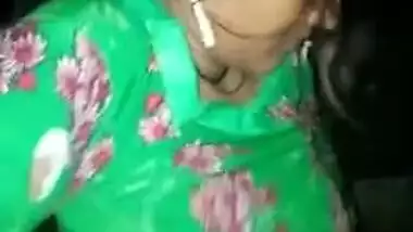 Indian diva shows off what she has under her XXX sari before fan