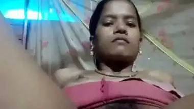 Village lady records her hairy pussy in desi nude MMS
