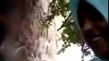 Skinny Indian gal caught riding lover's dick outdoor in Desi mms clip