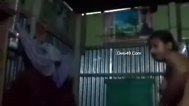 Naked Desi hussy poses for hot XXX video when putting clothes on