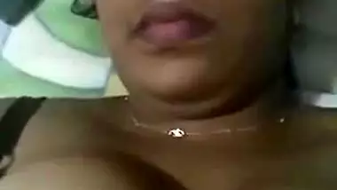 Spectators want to see Indian girl's sexy tits but XXX model doesn't hurry