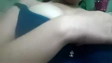 Horny Indian sex bomb deletes bra allowing her succulent girls to hang