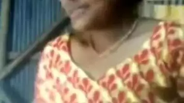 Solo porn video of the delectable Desi girl with extremely long hair