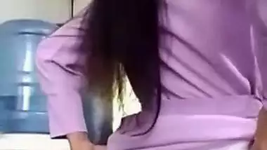 Srilankan girl showing boobs and ass in tuition class