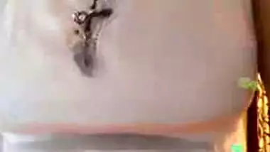 Hot desi indian bhabi shaking her sexi ass &boobs on bigo live...1