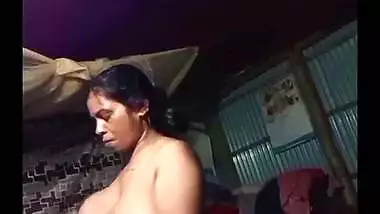 Big boobs mom changing dress caught by son viral MMS