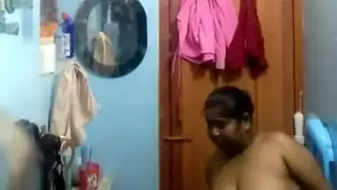 Exclusive- Big Boob Desi Bhabhi Bathing Video Record By